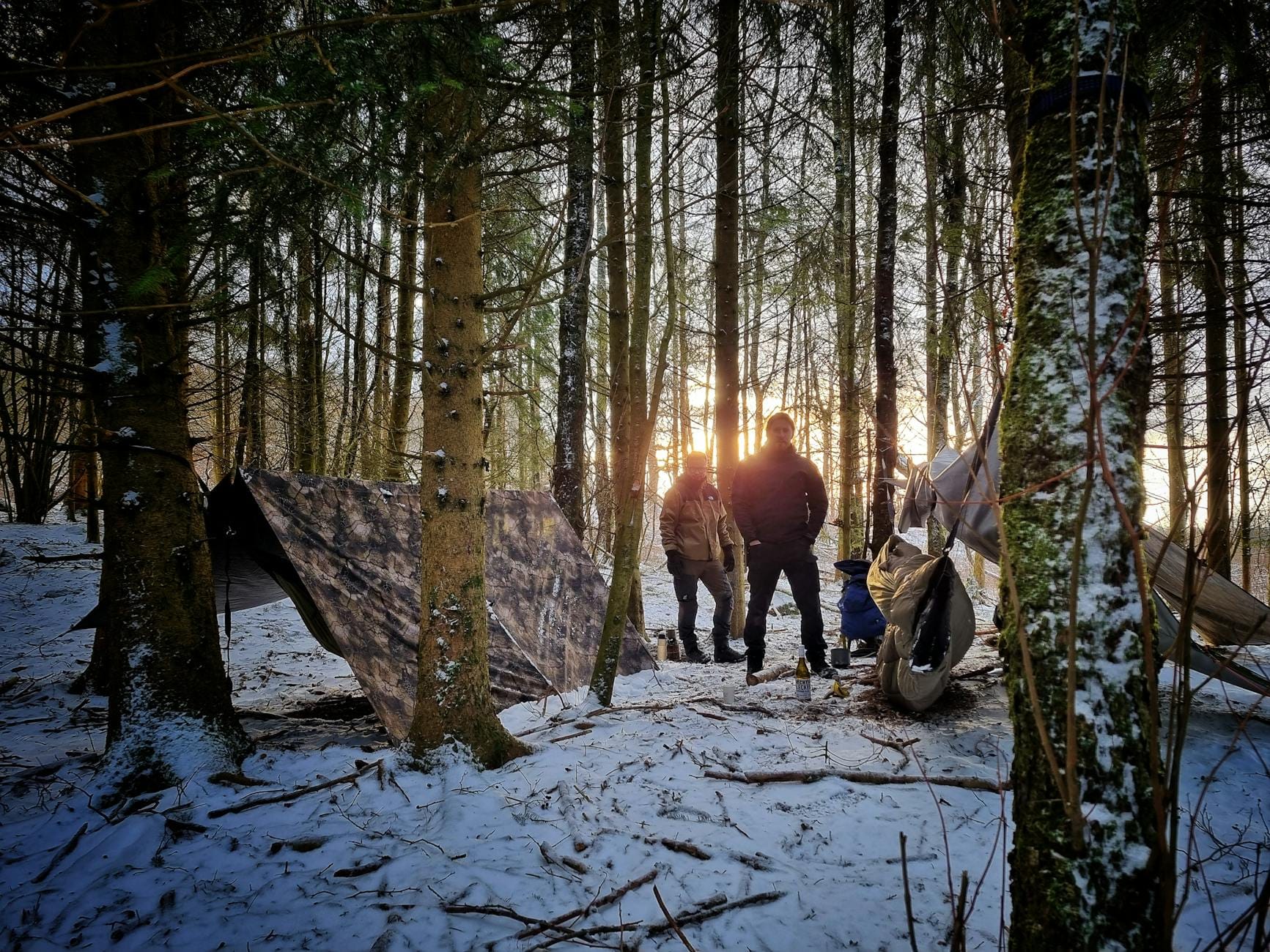 Obóz bushcraftowy w ośnieżonym lesie zimą w Niemczech