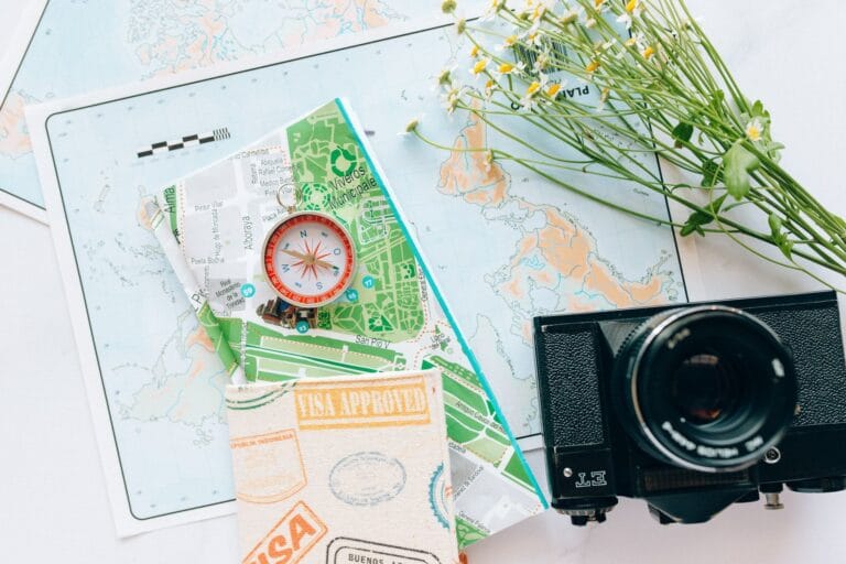 Mapa, kompas i aparat fotograficzny w stylu vintage