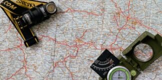 Kompasy Silva, Suunto czy Helikon-Tex? Zestawienie modeli do 150 zł dla początkujących Mapa z kompasem i latarką widziana z góry