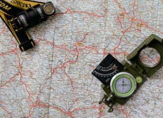 Kompasy Silva, Suunto czy Helikon-Tex? Zestawienie modeli do 150 zł dla początkujących Mapa z kompasem i latarką widziana z góry